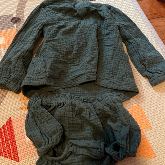 Cat and Jack 2 piece outfit 18M never worn great condition - Picture 3 of 3